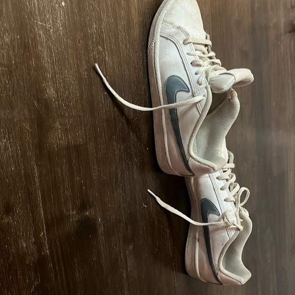 Girls Nike shoes - Picture 2 of 4